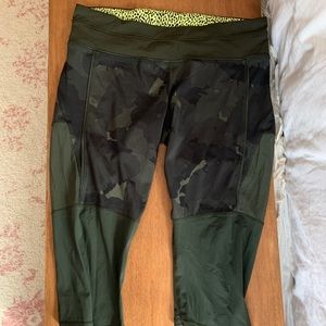 Camo Lululemon crop capri